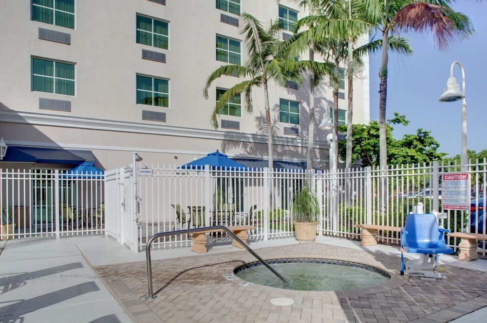 Holiday Inn Express & Suites Miami Kendall By Ihg Country Walk Экстерьер фото